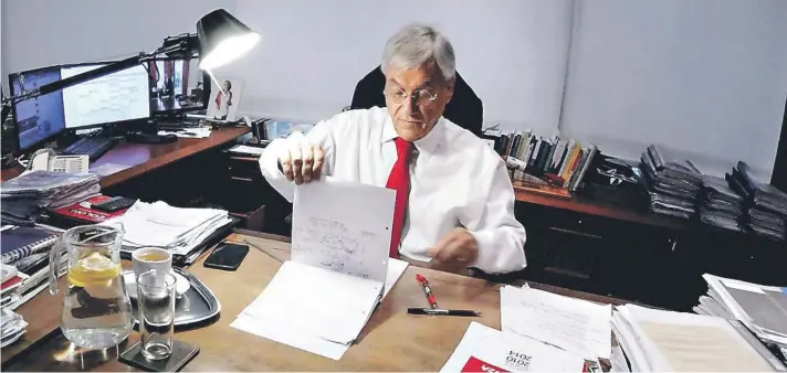  ??  ?? ► Presidente electo Sebastián Piñera en su oficina.