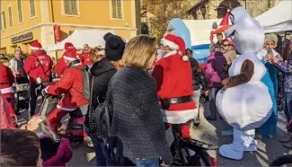  ??  ?? Des Pères Noël à moteur, la reine des neiges et Olaf, La banda Dou puonte viei, des dizaines d’exposants, tous étaient là pour rendre cette journée exceptionn­elle. (Photos E. C.)