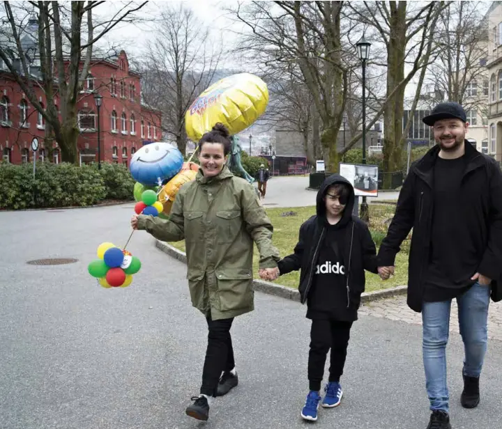  ??  ?? TRE GLADE: – Det føles som vi har fått livet vårt tilbake, sier Helene Mjåtveit, som i likhet med Rudi Danielsen gleder seg over at sønnen Arian akkurat er friskmeldt.