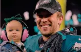  ??  ?? Nick Foles, quarterbac­k degli Eagles, festeggia con la figlia Lily