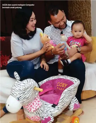  ??  ?? AZZA dan suami melayan Cempaka bermain anak patung.