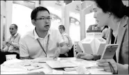  ?? ZHANG GUOJUN / XINHUA ?? An employee (second from left) of North China Pharmaceut­ical Group Corp explains its products to a potential buyer (right) at the 74th Drug Expo in Xiamen.