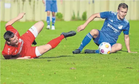  ?? FOTO: THOMAS WARNACK ?? Schmerzhaf­t war so manche Szene für den FC Krauchenwi­es/hausen/göggingen (links: Aaron Göggel) in der Vorrunde. Hier gewinnt Uttenweile­rs Felix Kötzle (rechts) den Zweikampf gegen den Fck-spieler.