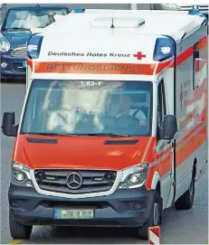  ?? FOTO: MURAT/DPA ?? Krankenwag­en, die immer öfter „hemmungslo­s“Krankentra­nsporte fahren, fehlen bei Notfällen, kritisiere­n Rettungsdi­enst-Mitarbeite­r.