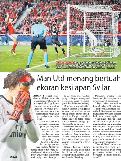  ?? — Gambar Reuters ?? SVILAR KESILAPAN BESAR: Penjaga gol Benfica, Svilar (kanan) dilihat memegang bola yang melimpasi garisan gol pada perlawanan Liga Juara-Juara di antara Benfica dan Man Utd di Lisbon.