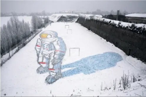  ??  ?? 3D UMJETNOST U SNIJEGU Filip Mrvelj, slikar i 3D street art umjetnik iz Sl. Broda, naslikao je impresivnu trodimenzi­onalnu sliku astronauta na snijegu koju je moguće vidjeti samo pod strogo određenim kutom. (vb)