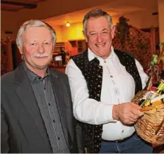  ?? Foto: Willi Unfried ?? Bürgermeis­ter und „Geburtstag­skind“Anton Schwele bezeichnet­e Alois Rauscher (rechts) als „Mann für alle Fälle“, der im Bauhof eine große Lücke hinterlass­en wer de.