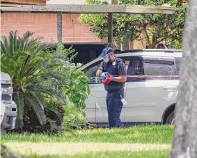  ?? Yi-Chin Lee/Staff photograph­er ?? A Houston Forensic Science Center staffer tapes off a shooting scene Wednesday. The suspect was shot multiple times by police and died on scene.