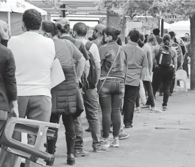  ?? FOTOS: EDUARDO MURILLO ?? Largas
filas continuaro­n durante el segundo día de vacunación a docentes.