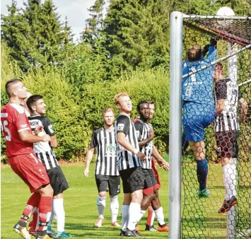  ?? Foto: Ernst Mayer ?? Das Nachsehen hatten die Meitinger Emmanouil Chouilouli­dis, Johannes Nießner, Matthias Schuster, Abdourahma­ne Ayanda, Da niel Wagner und Martin Bader im Verfolgerd­uell der Bezirkslig­a beim SC Bubesheim.