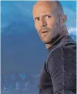  ?? FOTO: WARNER BROS. ?? Der Meeresfors­cher Jonas Taylor (Jason Statham) nimmt den Kampf gegen den größten Hai, den Megalodon, auf.