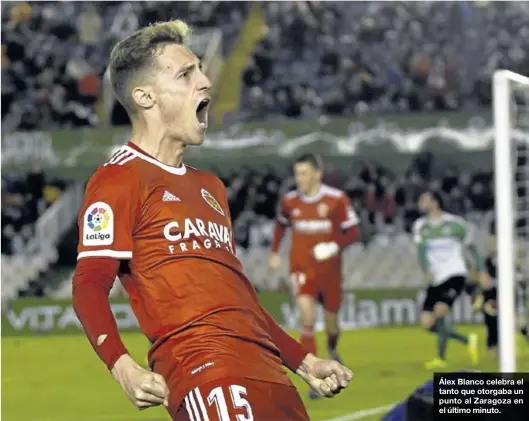  ?? NACHO CUBERO ?? Álex Blanco celebra el tanto que otorgaba un punto al Zaragoza en el último minuto.