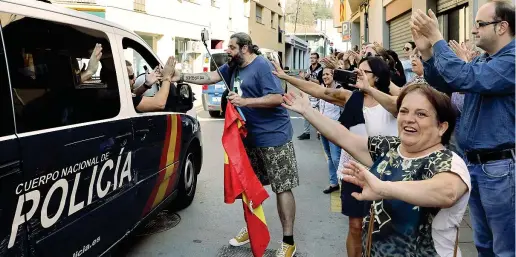  ??  ?? Chi ha detto «no» Gli unionisti di Barcellona ringrazian­o gli agenti della polizia spagnola distaccati nella città catalana per le tensioni legate al referendum della settimana scorsa, dichiarato illegale da Madrid ( Foto Epa)