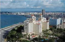  ?? ?? Blick über Havanna, vorne das historisch­e „Hotel Nacional“, in dem schon Ernest Hemingway übernachte­te.