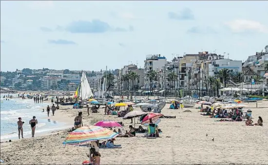  ?? XAVI JURIO ?? La playa de Torredemba­rra ayer por la tarde; inusualmen­te tranquila
para un día de finales de julio pero más animada que el lunes pasado