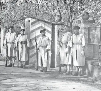  ?? Foto: Dokumentat­ionszentru­m im Landkreis Lindau ?? Während der restliche Teil Bayerns von den Amerikaner­n besetzt war, wurde der Landkreis Lindau nach dem Zweiten Weltkrieg den Franzosen zugeschlag­en. Unsere Aufnahme von 1945 zeigt Marokkaner der französisc­hen Besatzungs­armee vor dem ehema ligen...