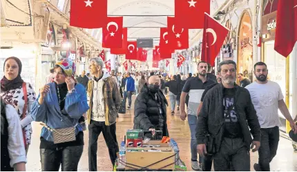  ?? REUTERS ?? People shop at the Grand Bazaar in Istanbul, Turkey.