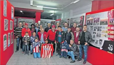  ??  ?? ORGULLOSOS. Peñistas de ‘L’Alacantí’ y otras agrupacion­es de la zona de Alicante.