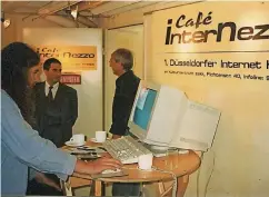  ??  ?? 1996 hielt die Zukunft Einzug ins Zakk. Das erste Düsseldorf­er Internet-Café befand sich an der Fichtenstr­aße – unter dem Namen „Café Internezzo“.