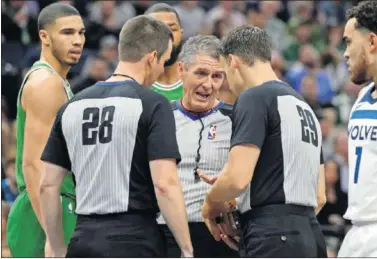  ??  ?? El árbitro Scott Foster (de frente) durante un partido entre Boston Celtics y Minnesota Timberwolv­es.