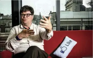  ??  ?? Patron du laboratoir­e d’intelligen­ce artificiel­le de Facebook, Yann LeCun, 56 ans, formé à l’Université Pierre-et-MarieCurie, apprend aux machines à réfléchir.