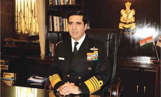  ?? PHOTOGRAPH: SP Guide Pubns ?? Chief of the Naval Staff Admiral R.K. Dhowan in conversati­on with SP's Naval Forces