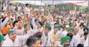  ?? MANOJ DHAKA/HT ?? Farmers shout slogans during a sit-in protest outside mini secretaria­t in Karnal, Haryana on Wednesday.