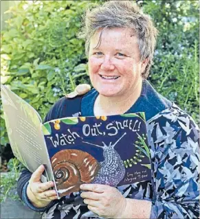  ?? Photo: TALIA CARLISLE ?? Watch out: Porirua illustrato­r Margaret Tolland with her latest book, Watch out, Snail!, written by Gay Hay.