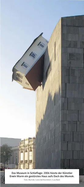  ?? Foto: Mumok / Lena Deinhardst­ein / Lisa Rastl ?? Das Museum in Schieflage: 2006 hievte der Künstler Erwin Wurm ein gestürztes Haus aufs Dach des Mumok.