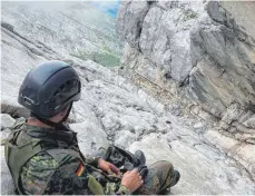  ?? FOTOS: PRIVAT ?? Für einen Gebirgsjäg­er wie Lukas Zumbiel ist es Alltag, den Watzmann in den Berchtesga­dener Alpen zu besteigen.