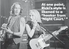  ?? BOB VERGARA, SONY PICTURES ?? Greg (Rick Springfiel­d) and Ricki ( Streep) perform in Ricki
and the Flash. Streep learned to play guitar for the role.