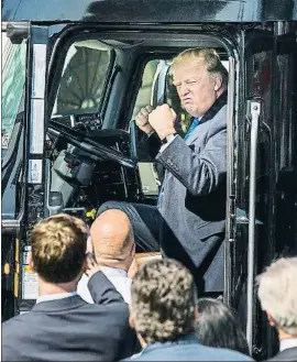  ?? JIM LO SCALZO / EFE ?? Trump va pujar ahir a un camió en una trobada amb el sector