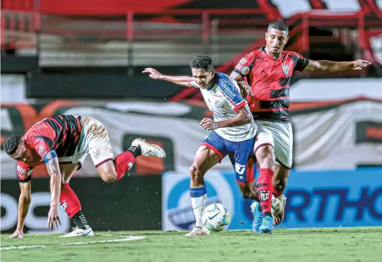  ?? HEBER GOMES/ESTADÃO CONTEÚDO ?? Surpresa no time titular do técnico Dado Cavalcanti, Fessin é marcado de perto. Atacante não fez uma boa partida e foi substituíd­o no 2º tempo