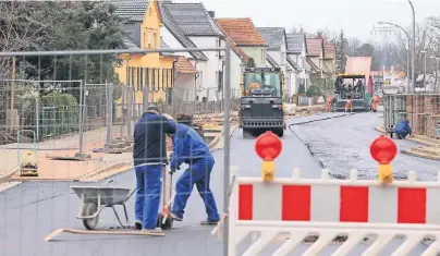  ?? FOTO: JENS WOLF/DPA ?? Straßenbau­arbeiten vor der Haustür: Eigentümer müssen die umlagefähi­gen Kosten mittragen.