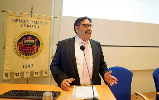  ?? (Foto Sartori) ?? Presidente Domenico De Leo, presidente della Scuola di Medicina durante il convegno in cui sono stati ricordati i 50 anni del corso di laurea a Verona