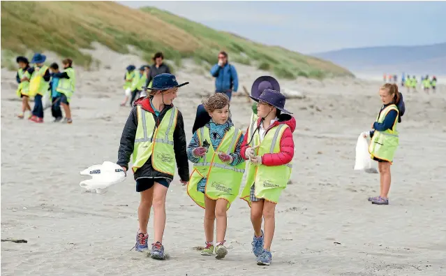  ?? ROBYN EDIE/FAIRFAX NZ 633819761 ?? Otatara School students Shakayla Brown, 8, Abby Wilson, 8 , and Emma Winder, 8 helped to clean Oreti Beach yesterday.