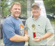  ?? Westside Eagle Observer/SUSAN HOLLAND ?? Gravette Mayor Kurt Maddox shakes hands with Larry Loken just after presenting him the trophy for person traveling the farthest to come to Gravette Day. Loken traveled 671 miles from Canby, Minn., to earn the honor.