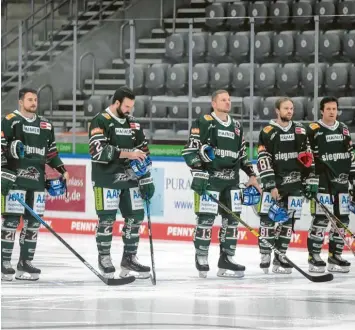  ?? Foto: Kolbert‰Press ?? Stell dir vor, die Augsburger Panther spielen und keiner geht hin. In Zeiten von Corona sind leere Zuschauerr­änge nicht nur im Eishockey gang und gäbe. Finanziell hat das weitreiche­nde Konsequenz­en.