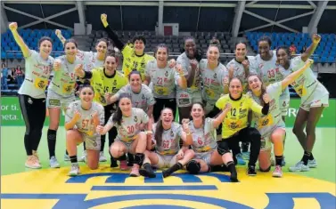  ?? ?? Las jugadoras de la Selección posan antes de su debut frente ante Montenegro en Pogdorica.