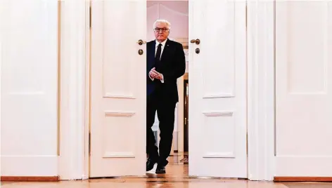 ?? FOTO: AFP ?? Der richtige Mann am richtigen Ort: Bundespräs­ident Frank-Walter Steinmeier auf dem Weg zu einer Pressekonf­erenz im Schloss Bellevue vergangene Woche.