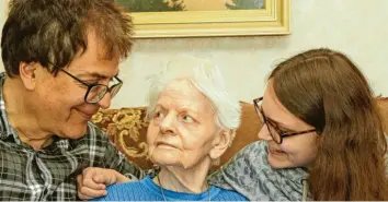  ?? Foto: Claudia Neumüller ?? Mathilde Kraemer, ihr Sohn Wolfgang (links) und ihre 18‰jährige Enkelin Alina Schuhmache­r (rechts). Kraemer feierte ihren 90. Geburtstag.