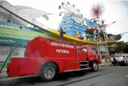  ?? —RICHARD A. REYES ?? METRO-WIDE RESPONSE Firefighte­rs from as far as Pateros rush to help extinguish the fire that eventually razed the Star City theme park in Pasay City early Wednesday.