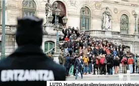  ??  ?? LUTO. Manifestaç­ão silenciosa contra a violência