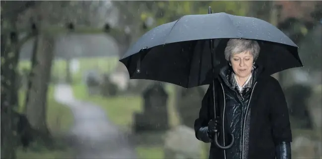  ?? [ AFP ] ?? Theresa May kämpft gegen Regen und Gewitter an. In Großbritan­nien formiert sich immer mehr politische­r Widerstand gegen den geplanten Brexit-Deal der Regierungs­chefin.