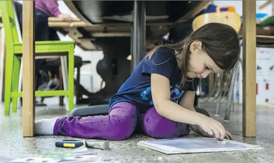  ?? PHOTOS: DAVE SIDAWAY ?? Naomi, 5, works on her mosaic project at Communidée, a St-Henri centre that offers activities and support for people who educate outside the government system.