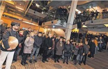  ?? FOTO: AXEL PRIES ?? Das Rathausfoy­er war am Wahlabend auf mehreren Etagen gut besucht.