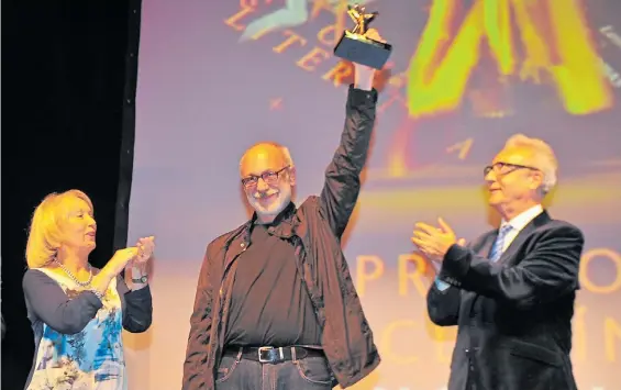  ?? E. FERNANDEZ / M. CARROL ?? Trofeo. Carlos Bernatek recibe el premio de manos de Sylvia Iparraguir­re y Juan José Millás, el año pasado en el Teatro Coliseo.