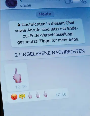  ?? Fotos: Marcus Merk ?? Der Stinkefing­er im Chat gehört noch zu den harmlosere­n Botschafte­n. Oft werden Mobbing Opfer so traktiert, dass sogar Suizidgeda­nken aufkommen.