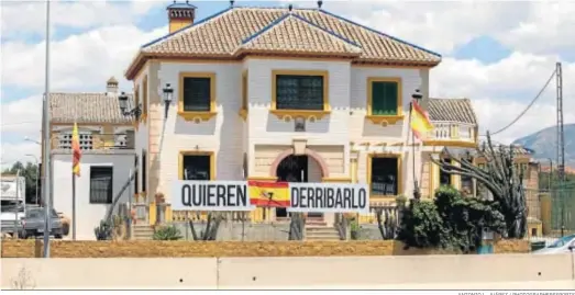  ?? ANTONIO L. JUÁREZ / PHOTOGRAPH­ERSSPORTS ?? La casa de Villavicio­sa y el secadero detabaco del Pago de los Montones, una edificació­n histórica de la Vega que ha resistido a las embestids urbanístic­as.