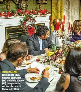  ??  ?? TUTTI INSIEME Laura Chiatti (36), Riccardo Scamarcio(39) e Michele Placido (72) (a capotavola) nel film «La cena di Natale» del 2016.